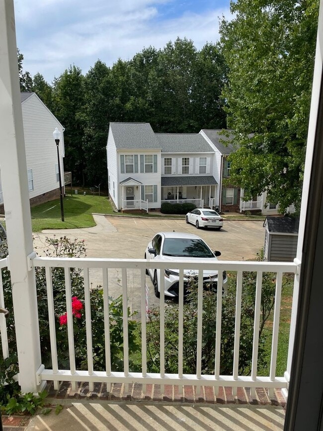 Building Photo - Beautiful 2 bed, 1 full, 2 half bath 2 sto...