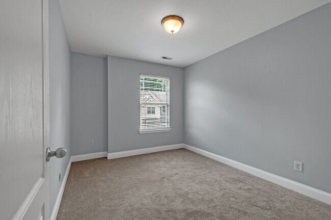 Building Photo - Awesome 3BE/2.5BA home in Bellevue!