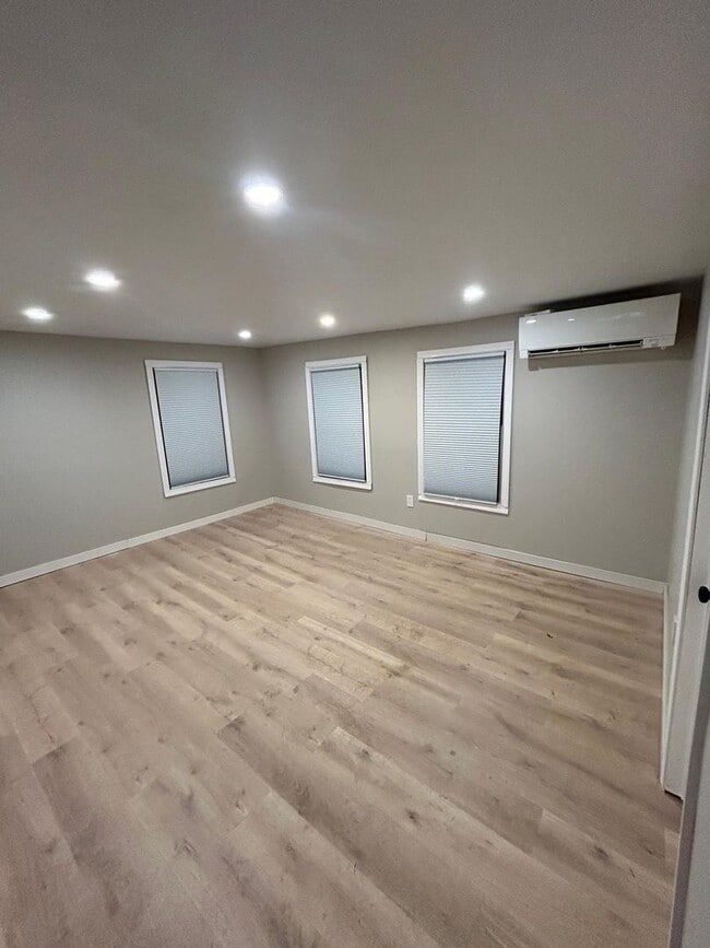 Building Photo - 3 Auger St