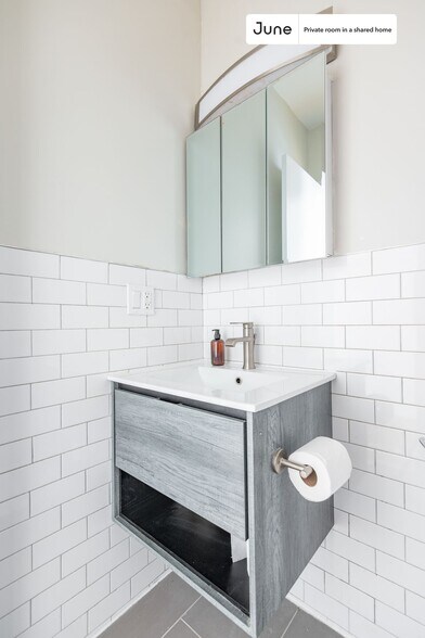 Building Photo - Room in Shared 5 bed/2 bath home