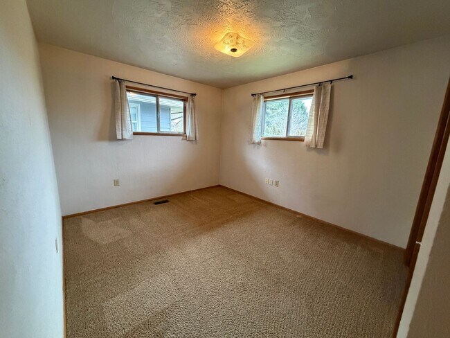 Building Photo - 3 Bedroom 2 bath single family house