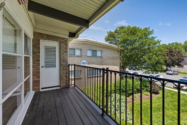 Building Photo - Location, Location, Location! Move-in ready, Offers 2 beds and 1 bed