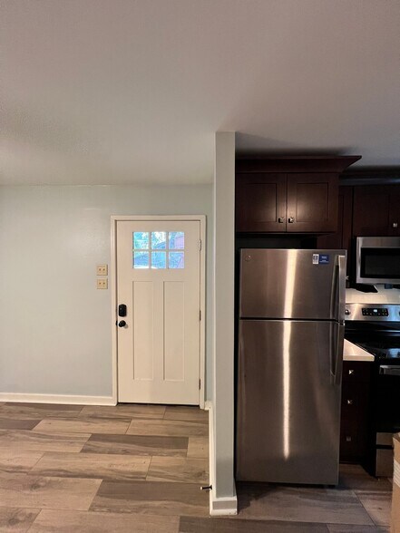 Building Photo - 509 E 7th St