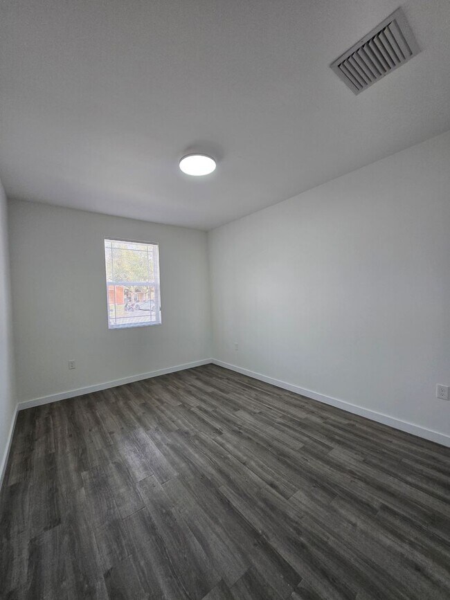 Building Photo - Eagle Trace Townhomes | 3BR/3.5BA | 2.3 Miles to UF– New Construction