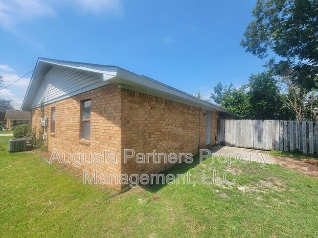 Building Photo - 207 Flores Ln