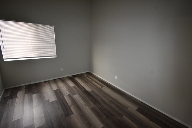 Building Photo - 152 E 21st St