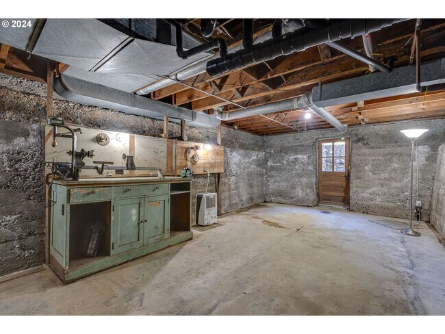 Building Photo - 2430 SE Park Ave