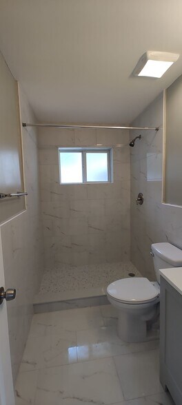 Building Photo - 2504 NW 9th Ln