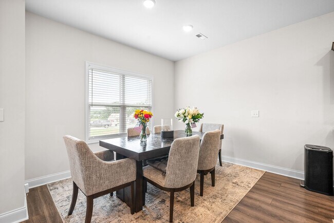 Building Photo - 525 Bloomington Trce