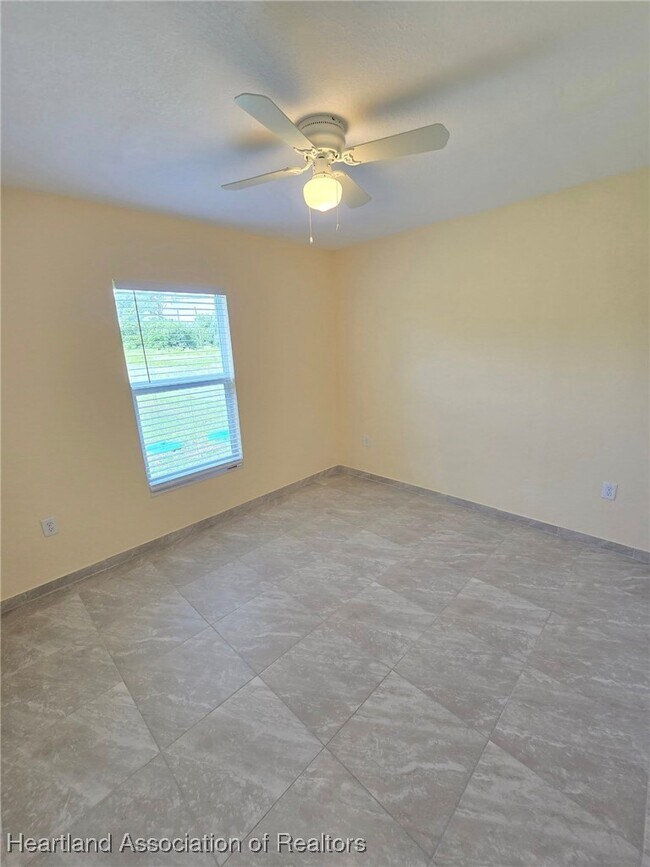 Building Photo - 611 Memorial Dr