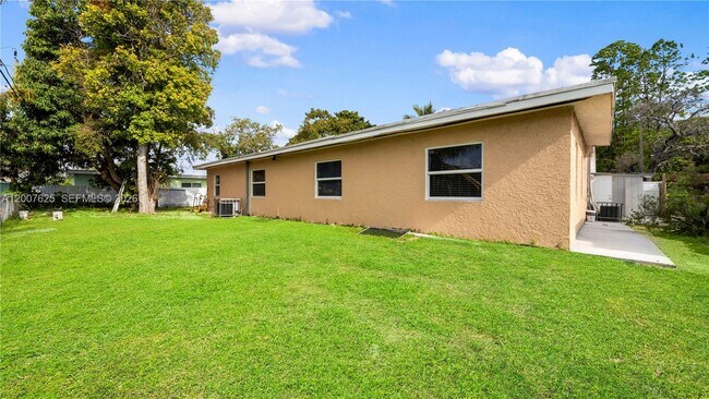 Building Photo - 1124 NW 100th Terrace