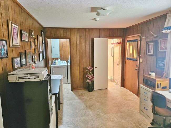 Building Photo - 3 Bedroom, 3 Bath