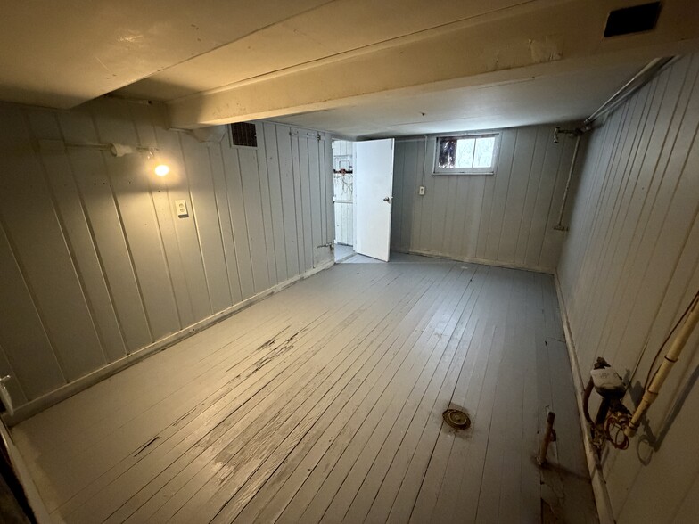 Building Photo - 2029 Cartier St