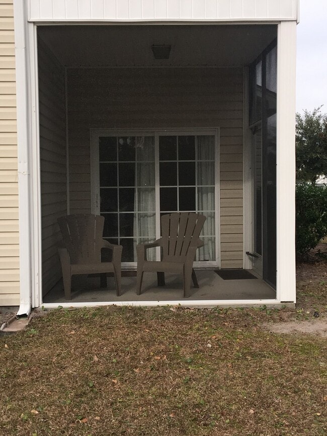 Building Photo - Large 3 Bedroom 1st Floor Condo in Ashley Park