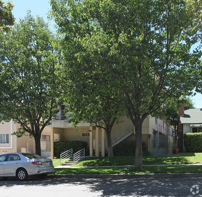 Building Photo - 613 E Verdugo Ave