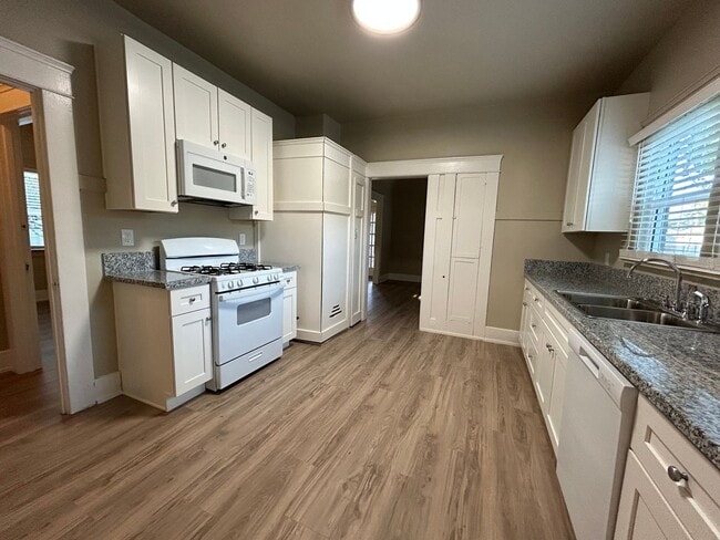 Building Photo - Newly Remodeled 2 Bed/1 Bath Home!