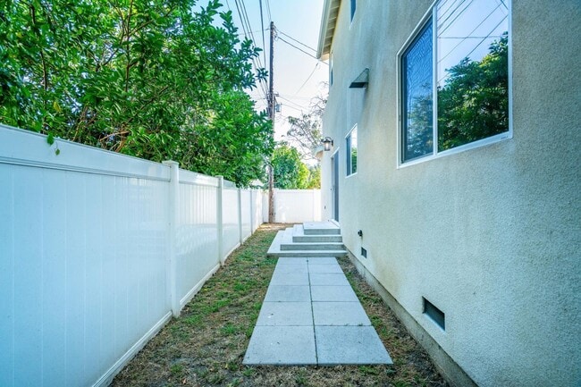 Building Photo - 11338 Barman Ave