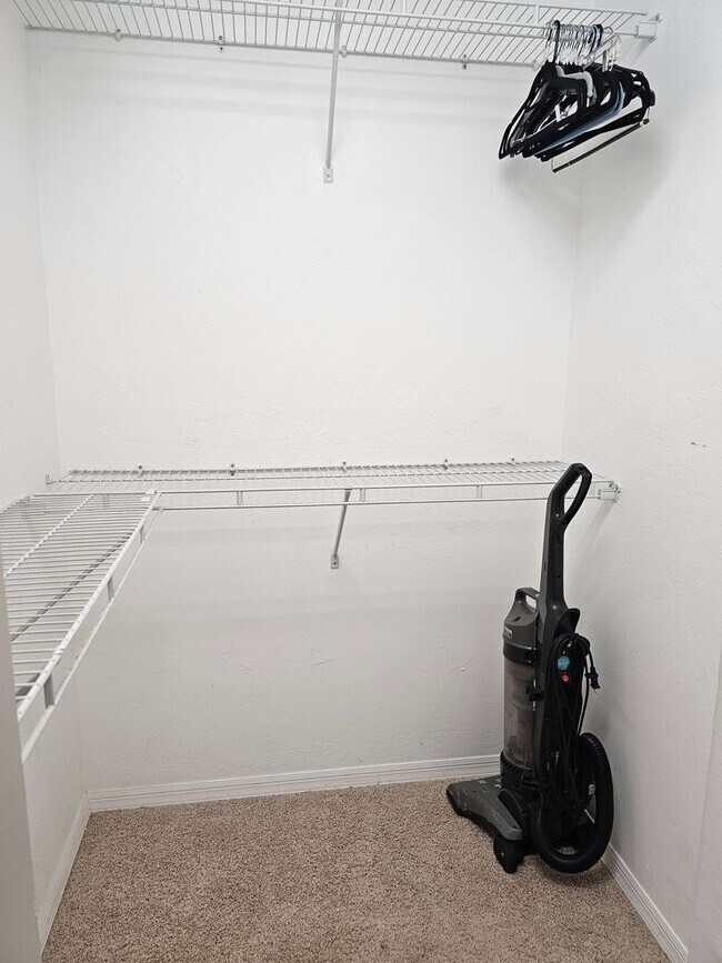 Building Photo - Available at a discounted rate - Furnished 3BR/2BA second floor condo in Worthington!