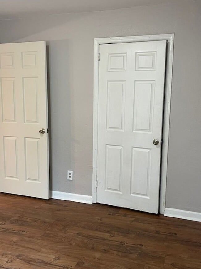 Building Photo - Updated Downstairs 2 Bedroom and 1 Bathroom Carriage House