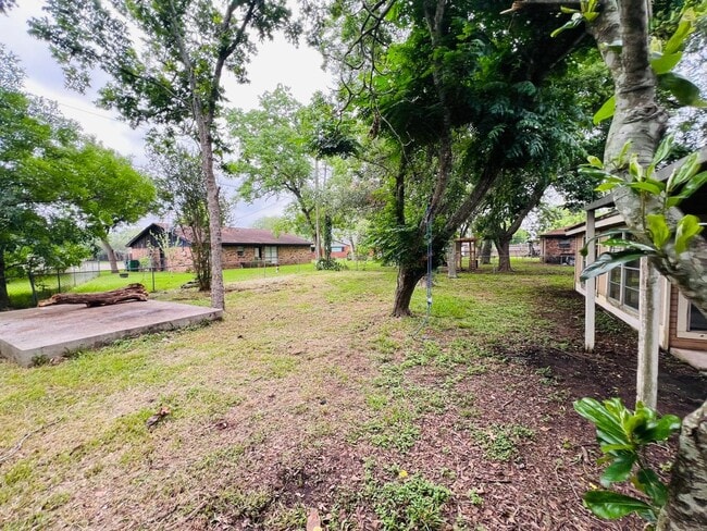 Building Photo - Beautiful 3 bedroom home in Angleton TX