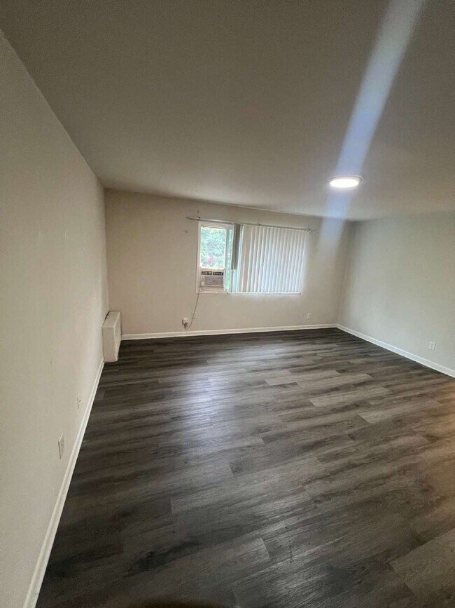 Building Photo - Charming 1 Bedroom Apartment in Woodbridge – Third Level Apartment