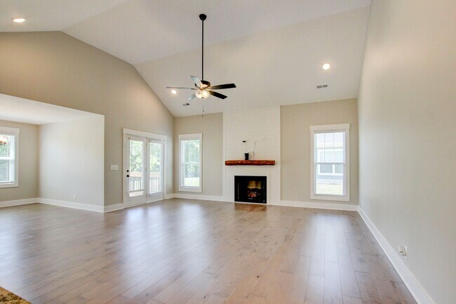 Building Photo - Fresh and Clean 3 bed/2 bath minutes from Exit 8.  Show Stopper!