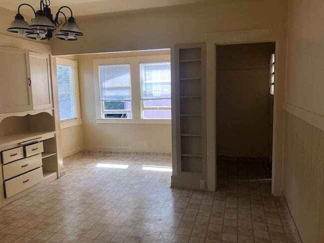 Building Photo - Rockridge house, Walk to Bart, Shops and R...