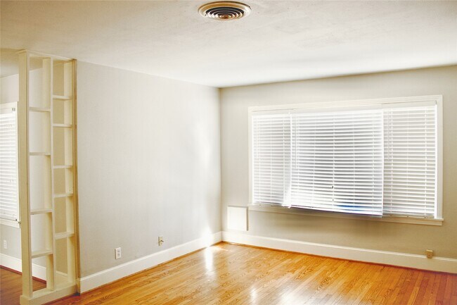 Building Photo - 1002 Waltway Dr