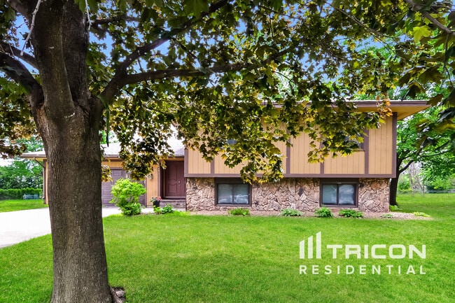 Primary Photo - 16691 N Hillcrest Ct