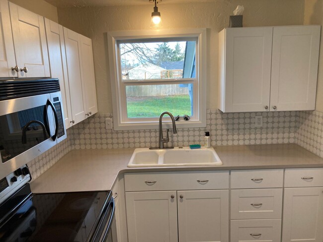 Building Photo - Beautifully updated 2 bedroom, 1 bath hous...