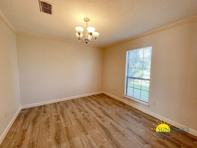 Building Photo - Stunning 3 Bedroom Townhome in Shalimar!