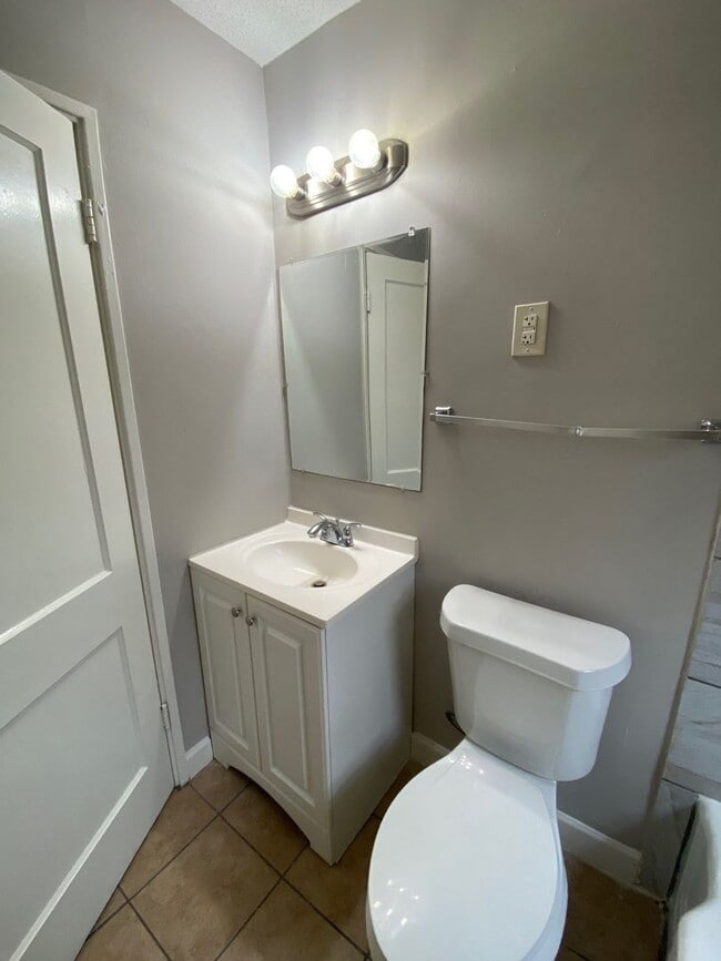 Building Photo - 1311 Robin Hood Ln