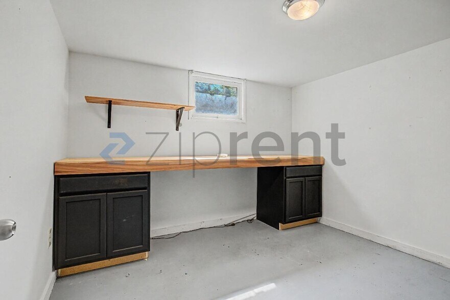 Building Photo - Unit