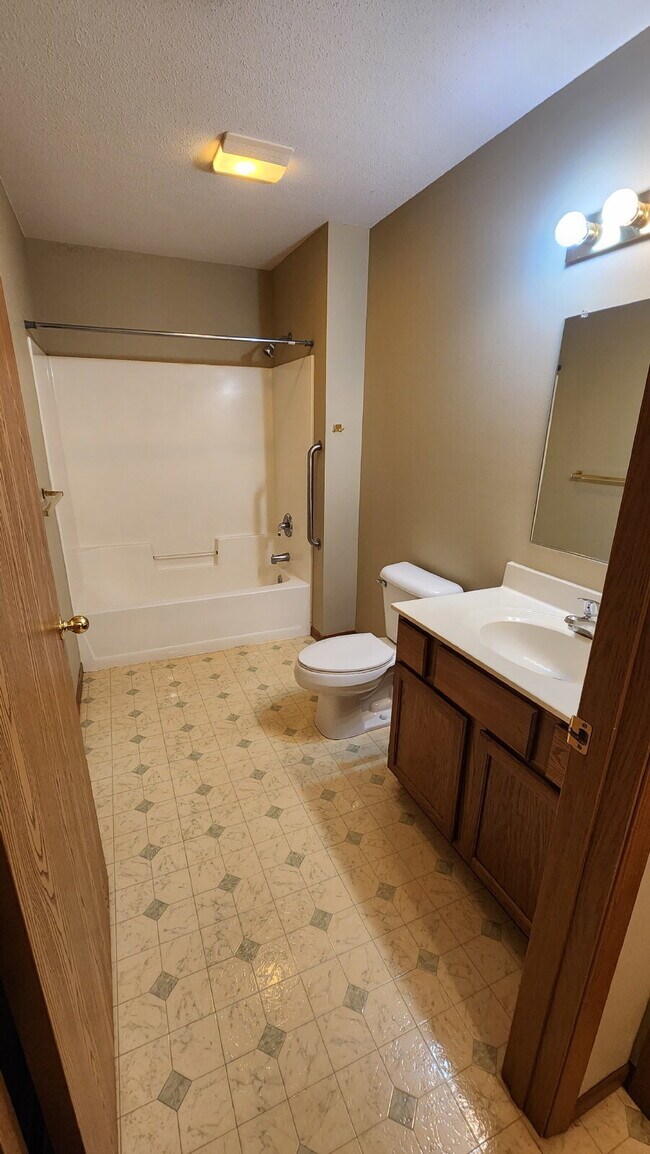 Building Photo - 2 Bedroom, 1 1/2 Bathroom Apartment With A/C & Garage - Available Now!