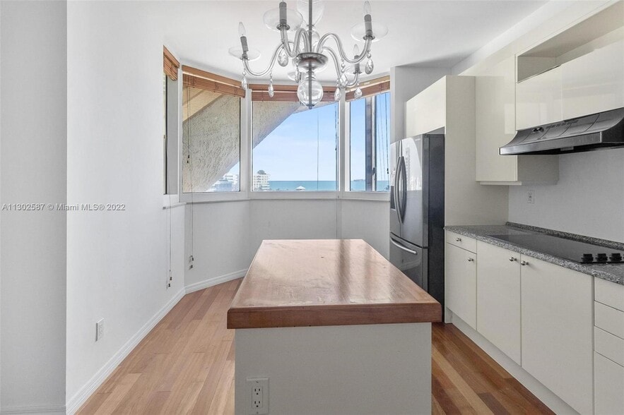 Building Photo - 300 S Pointe Dr