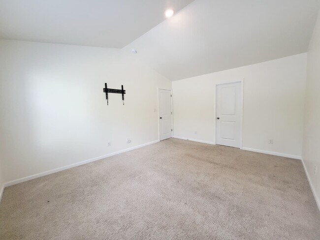 Building Photo - 597 Bloomover St