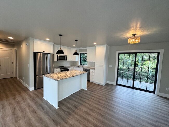 Building Photo - BEAUTIFUL CUSTOM - BUILT SINGLE LEVEL HOME...