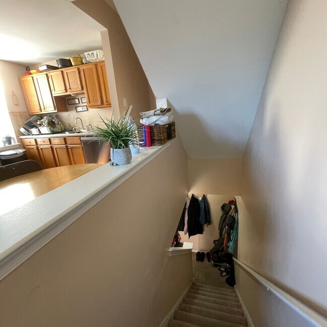 Building Photo - SPACIOUS bi-level apartment with fenced yard