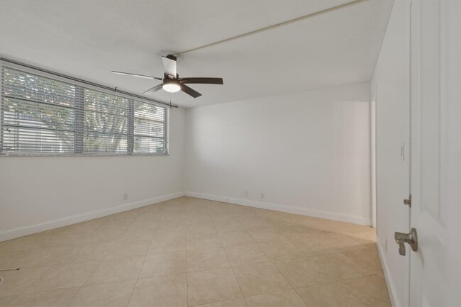 Building Photo - 681 S Hollybrook Dr