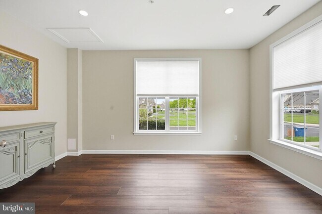 Building Photo - 1190 Webb Dr