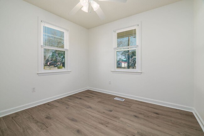 Building Photo - Charming West Ashley Home