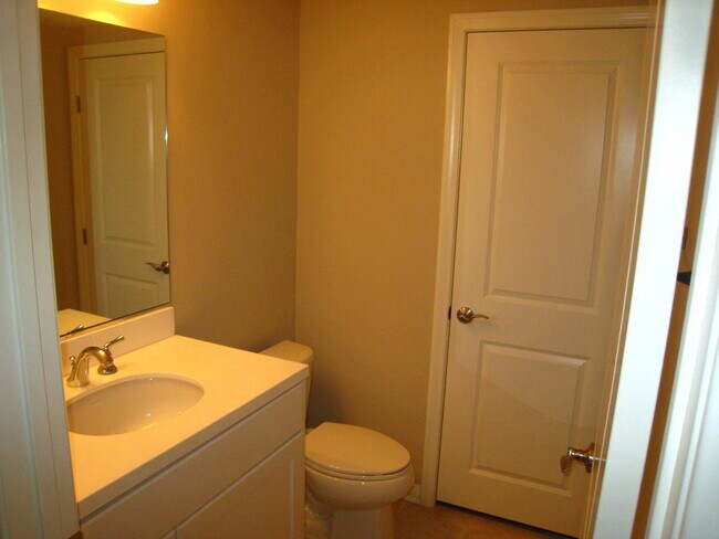 Building Photo - Prestigious 2 Bed 2.5 Bath Two Story Condo