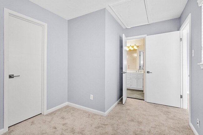 Building Photo - 50 April Point Dr S