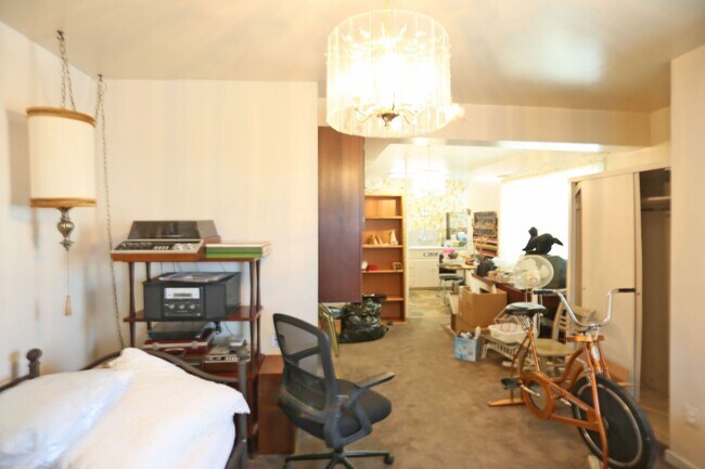 Building Photo - Two-story, 3BR/2.5BA Single family home including Lower-Level Suite with Bath & Kitchenette in Gl...