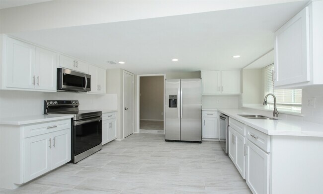 Building Photo - 833 Lakeview Dr