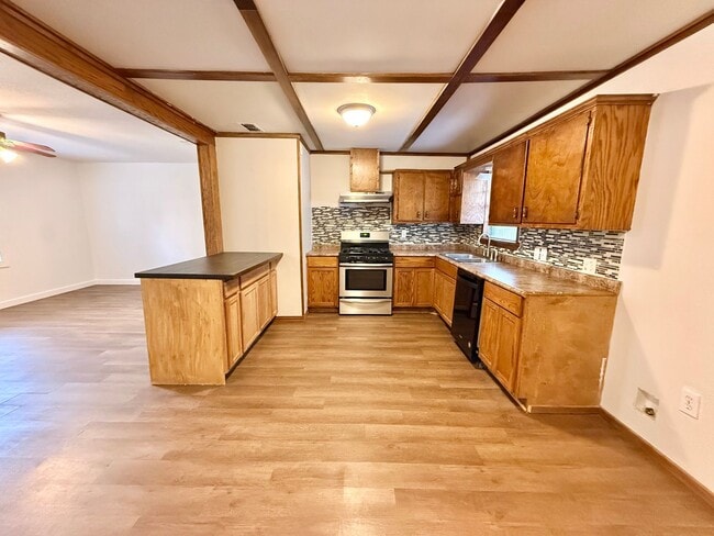 Building Photo - 4-bed, 3-bath, HUGE yard!