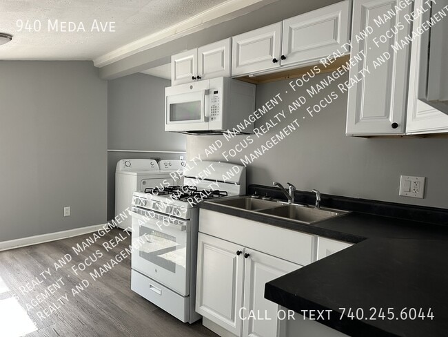 Building Photo - 940 Meda Ave