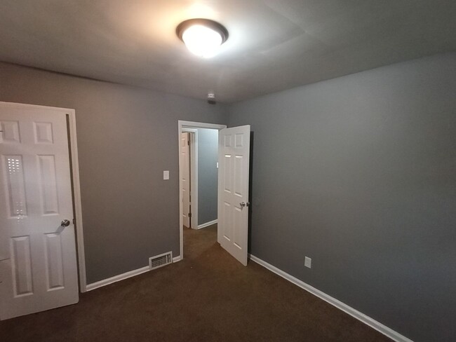 Building Photo - 3 bedroom 1 bath bungalow now available! -...