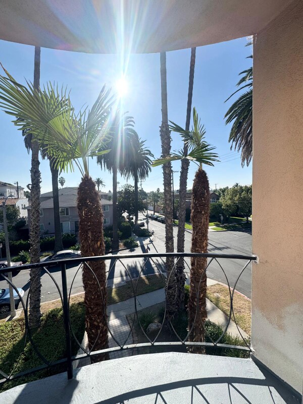 Building Photo - 1551 S Sherbourne Dr