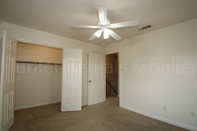 Building Photo - Heights Townhome